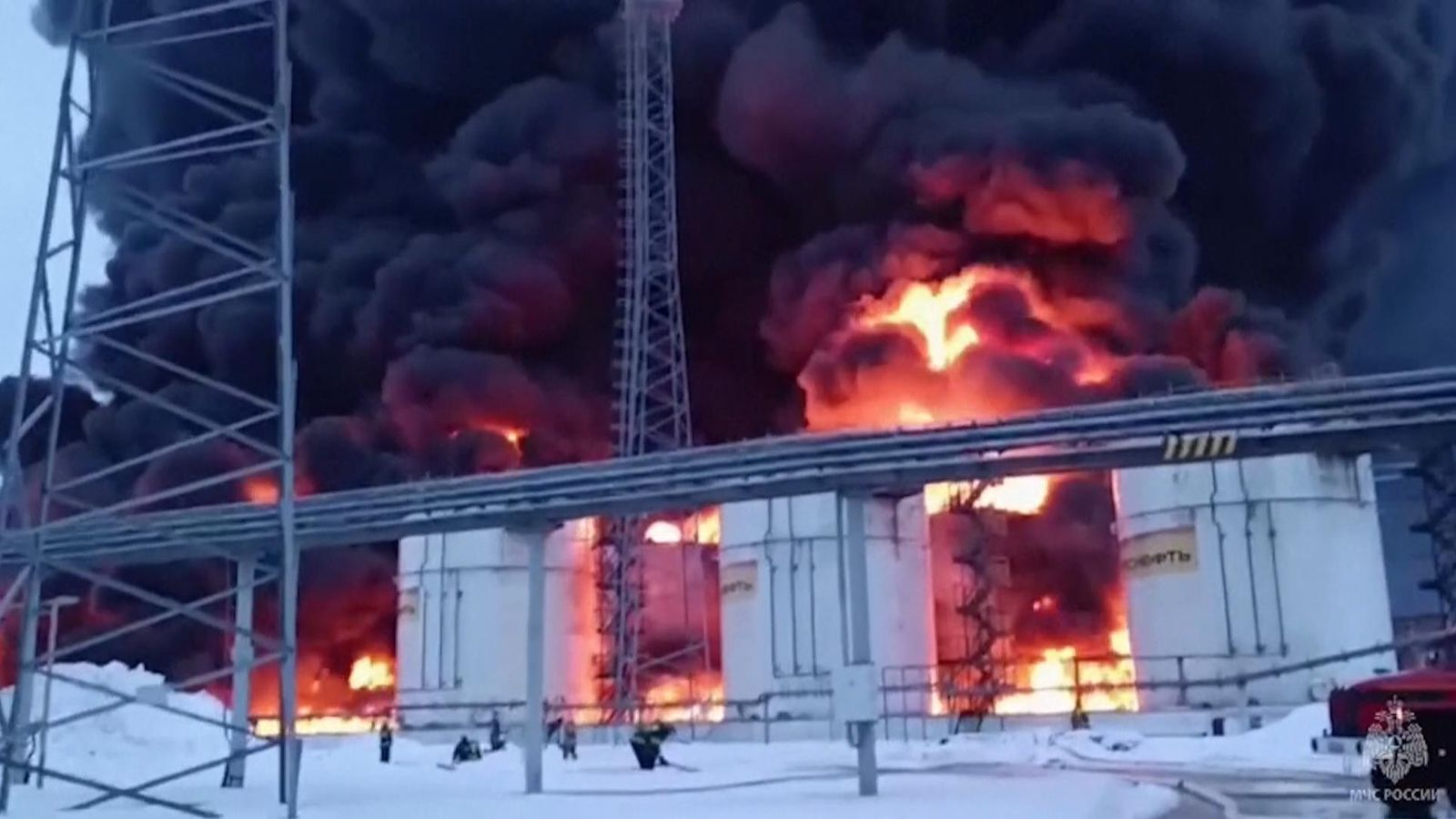 Ukraine hits Russian oil depot “in retaliation” for Moscow strikes