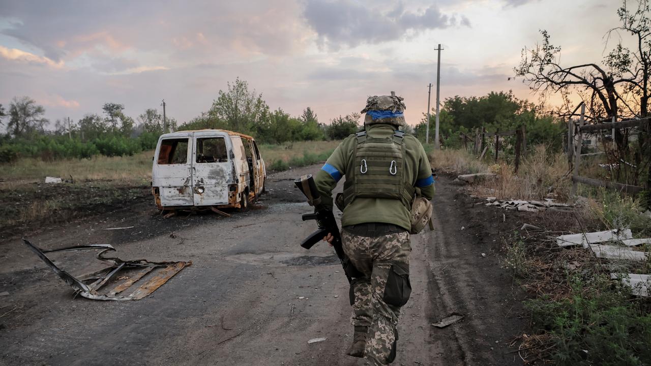 Russian troops surrender to Ukrainians in Kursk region