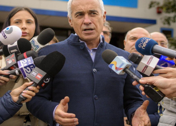 Right-wing politician wins first round of presidential election in Romania