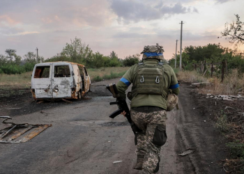 Russian troops surrender to Ukrainians in Kursk region