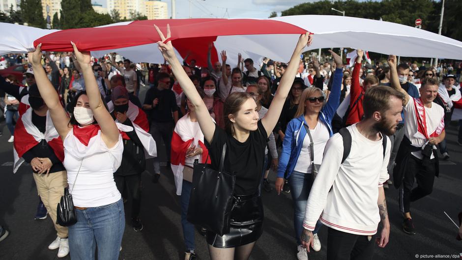 Belarus frees 52 political prisoners after US mediation
