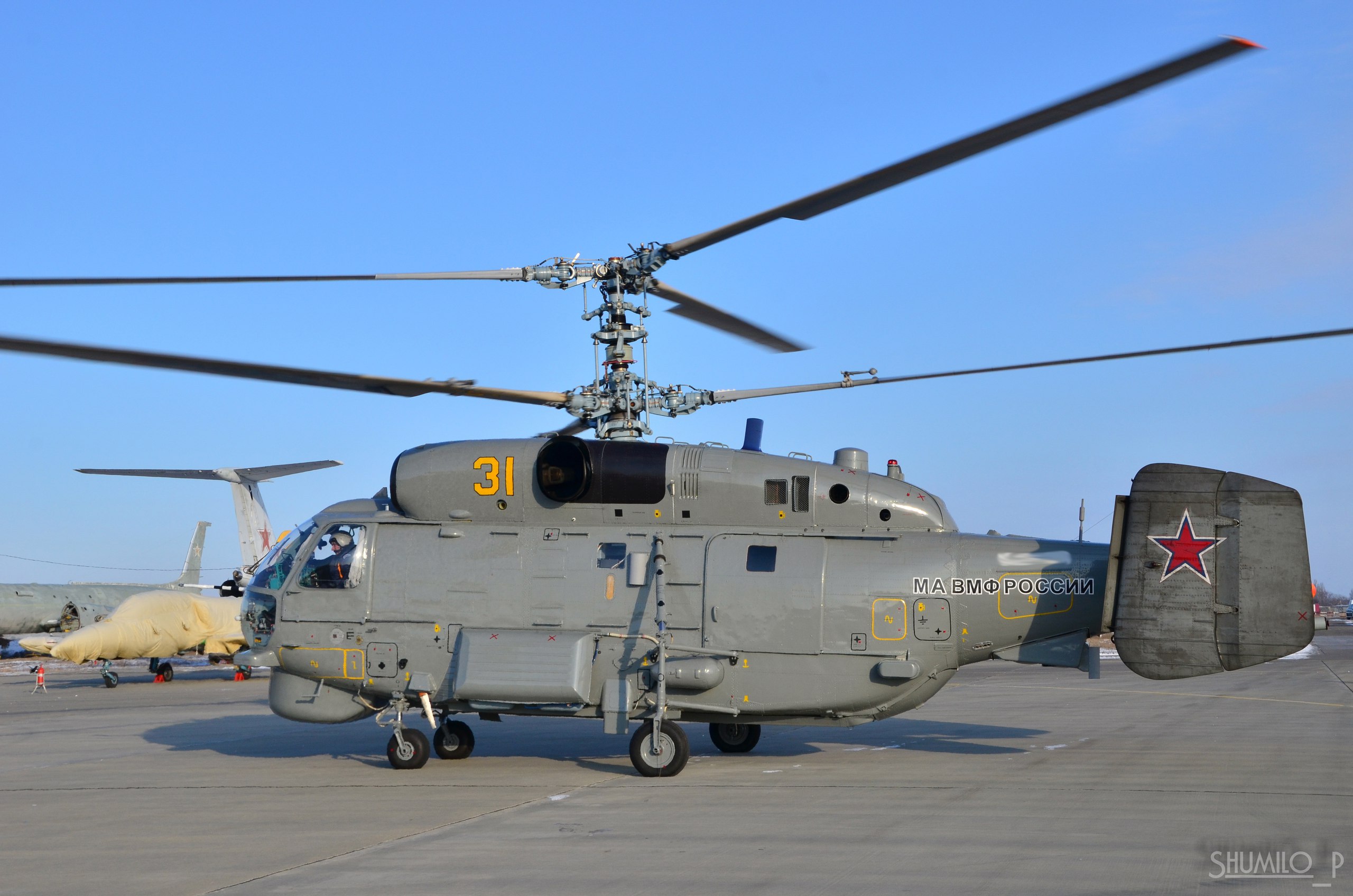 Ukrainian troops crush Russian Ка-27 'submarine hunter' helicopter in Crimea