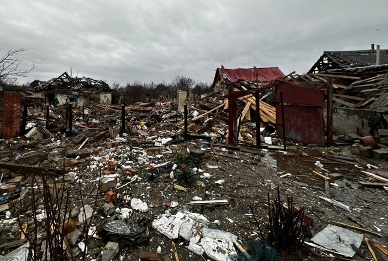 Ukraine issues nationwide alert as six people are killed in Russian air strikes